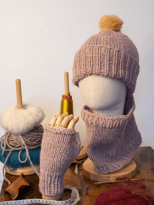 Envoi Rapide - Coffret rose et fil métallisé  doré -Bonnet, mitaines et tour de cou en laine d'alpaga et mouton