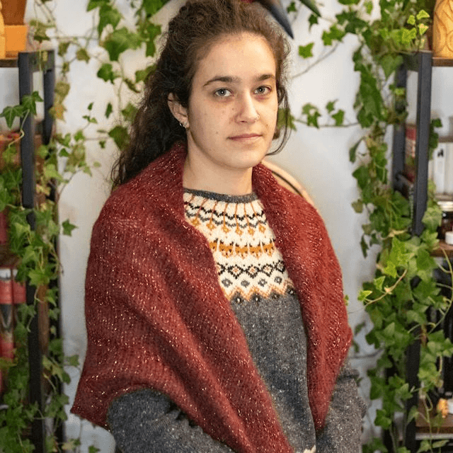 Châle rouge et doré tricoté à la main en laine d'alpaga, mérinos et soie,  forme triangulaire 