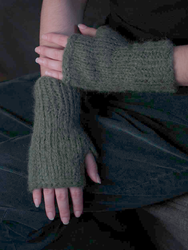 Mitaines alpaga et soie couleur vert kaki mousse tricoté à la main en France 