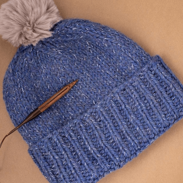 Bonnet tricoté main en laine d'alpaga et mouton bleu