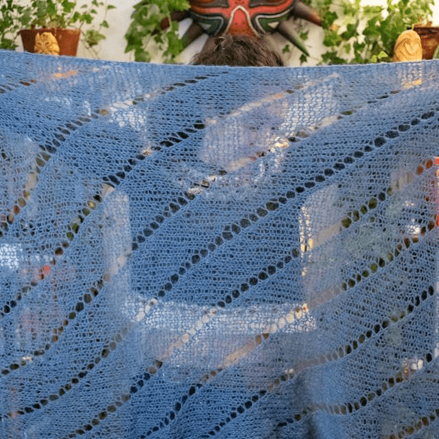 Etole, écharpe, châle bleu en laine d'alpaga et soie tricotée à la main. 
