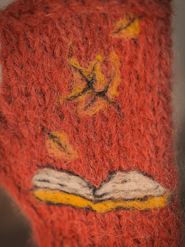 Mitaines tatouées le livre et le café 