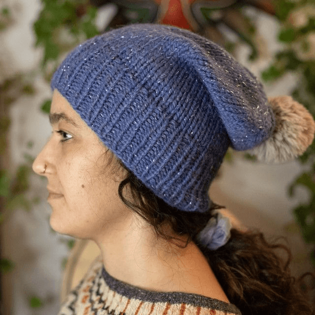 Bonnet tricoté main en laine d'alpaga et mouton bleu