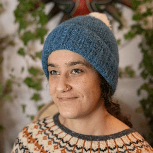 Bonnet tricoté main en laine de mérinos et alpaga bleu glacier