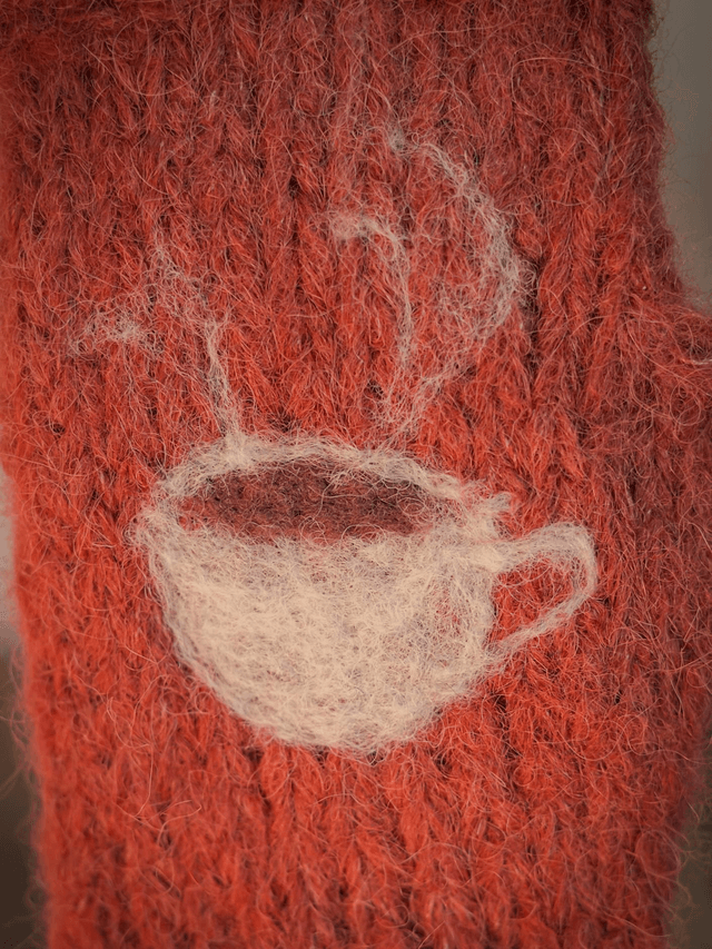 Mitaines tatouées le livre et le café 