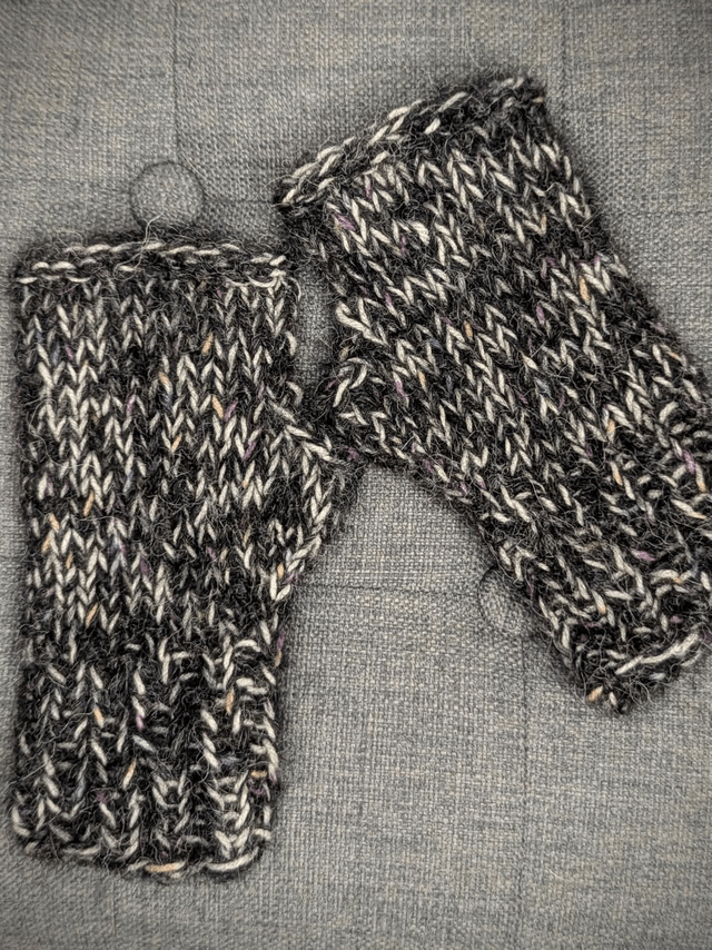Mitaine et laine, anthracite et beige avec touche de couleur façon confettis 