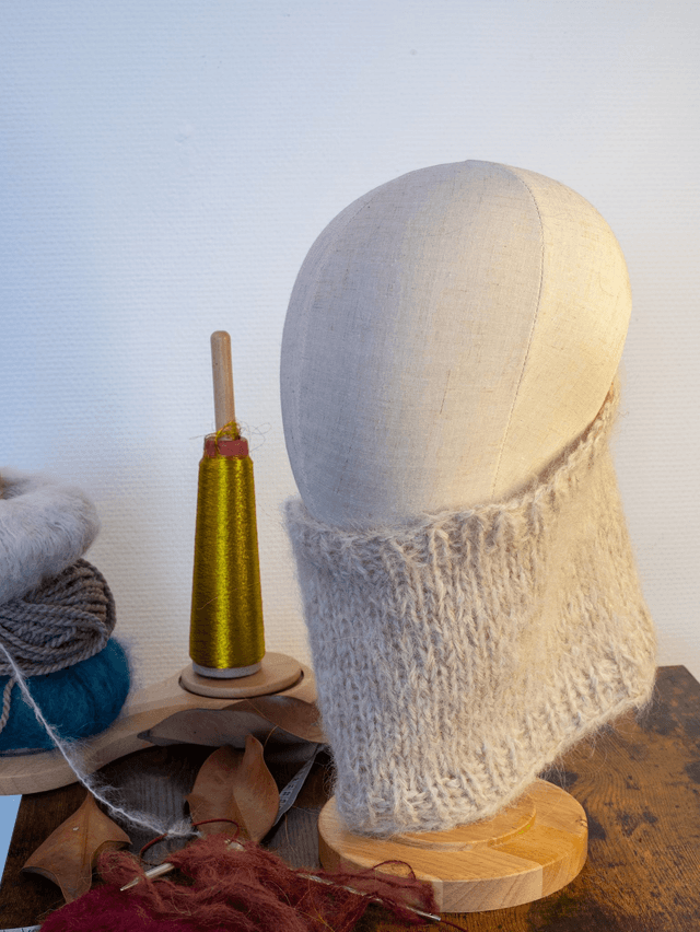 Envoi Rapide - Coffret beige clair et fil métallisé multicolore -Bonnet, mitaines et tour de cou en laine d'alpaga merinos et soie