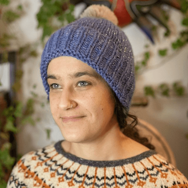 Bonnet tricoté main en laine d'alpaga et mouton bleu