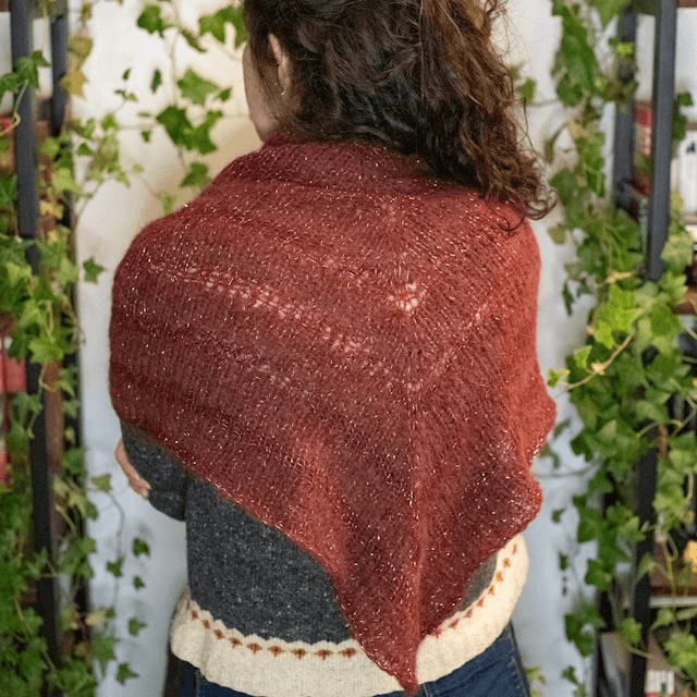 Châle rouge et doré tricoté à la main en laine d'alpaga, mérinos et soie,  forme triangulaire 