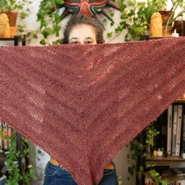 Châle rouge et doré tricoté à la main en laine d'alpaga, mérinos et soie,  forme triangulaire 