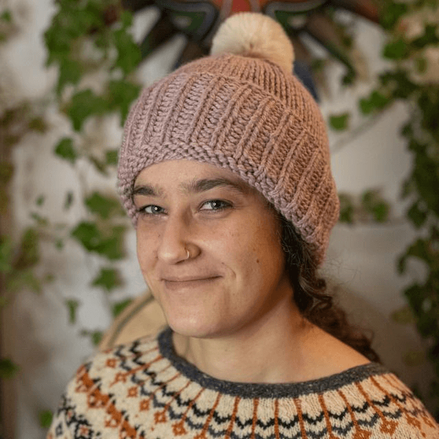 Bonnet en laine fabriqué en France tricoté main en laine d'alpaga et mouton rose poudré