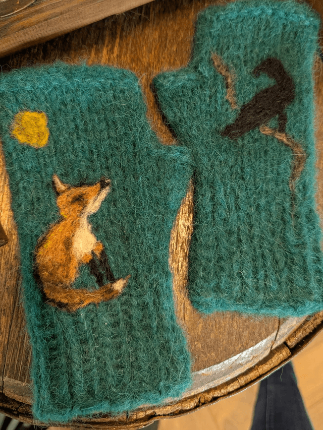 Mitaines tatouées le renard et le corbeau alpaga et soie