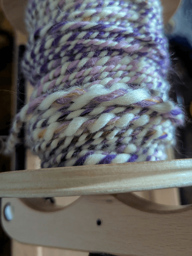 Mitaine en laine filée à la main, tons beige, violet, rose, jaune