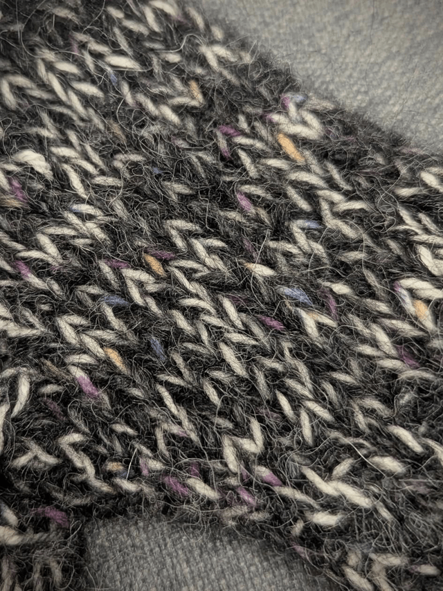 Mitaine et laine, anthracite et beige avec touche de couleur façon confettis 
