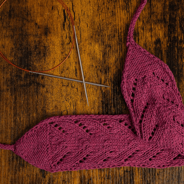 Bandeau à paillette tricoté au motif ajouré