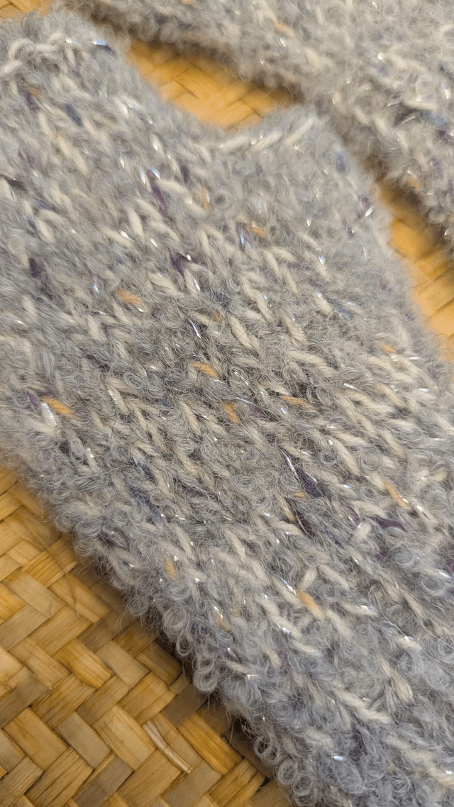 Mitaines grise bouclés et confettis 