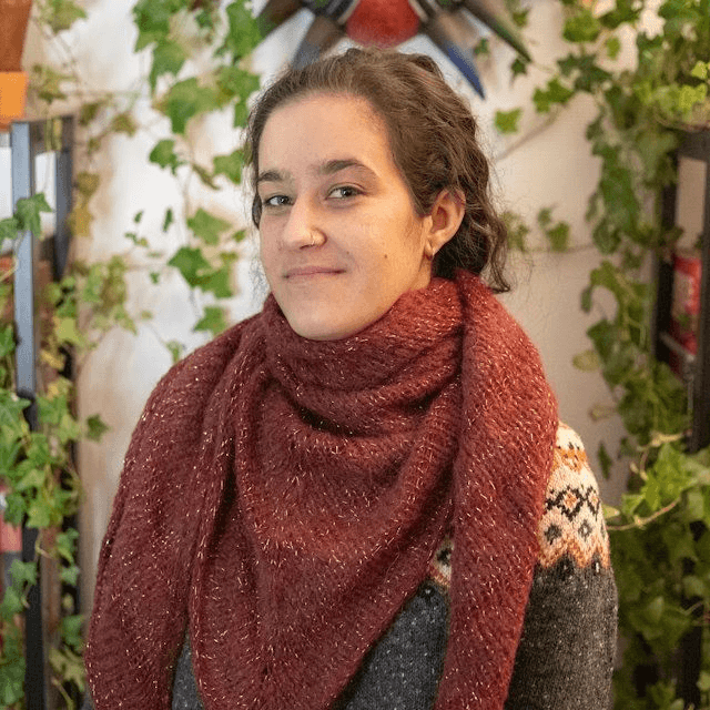 Châle rouge et doré tricoté à la main en laine d'alpaga, mérinos et soie,  forme triangulaire 