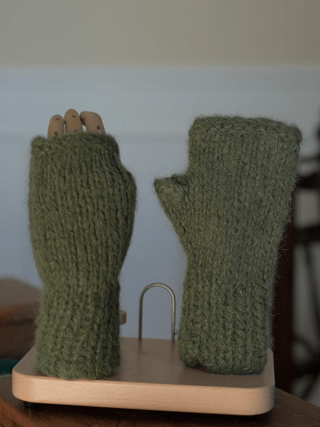Mitaines alpaga et soie couleur vert kaki mousse tricoté à la main en France 