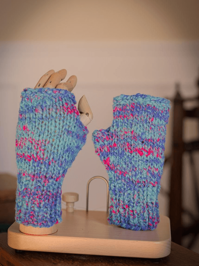 Mitaines bleu et rose, filée et tricoté à la main 