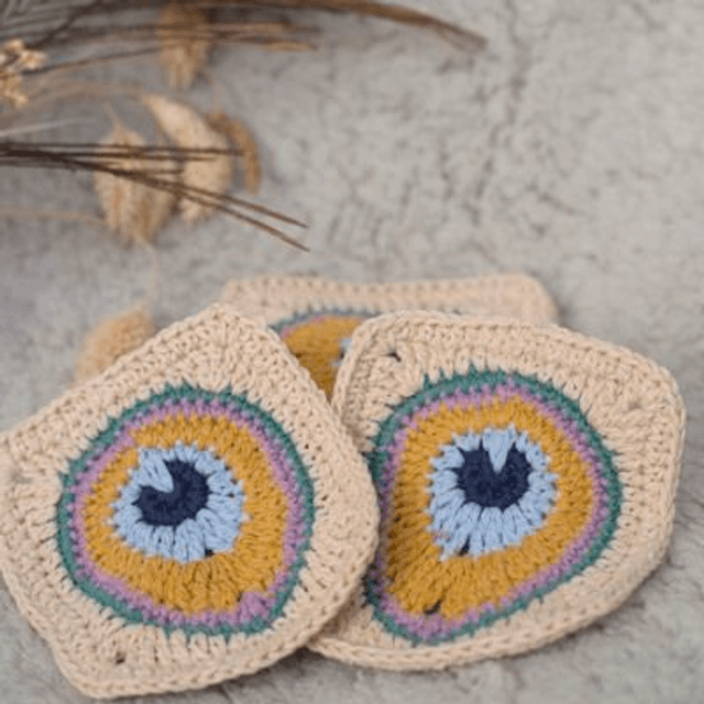 Dessous de  verre plume de paon au crochet