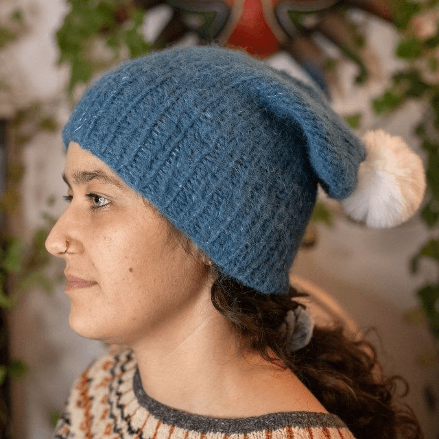 Bonnet tricoté main en laine de mérinos et alpaga bleu glacier