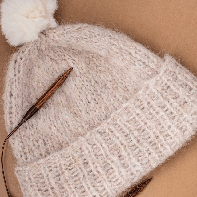 Bonnet tricoté main en laine de mérinos et alpaga beige clair