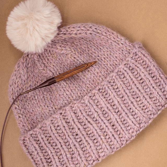 Bonnet en laine fabriqué en France tricoté main en laine d'alpaga et mouton rose poudré