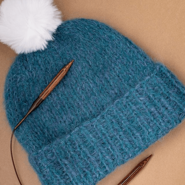 Bonnet tricoté main en laine de mérinos et alpaga bleu glacier