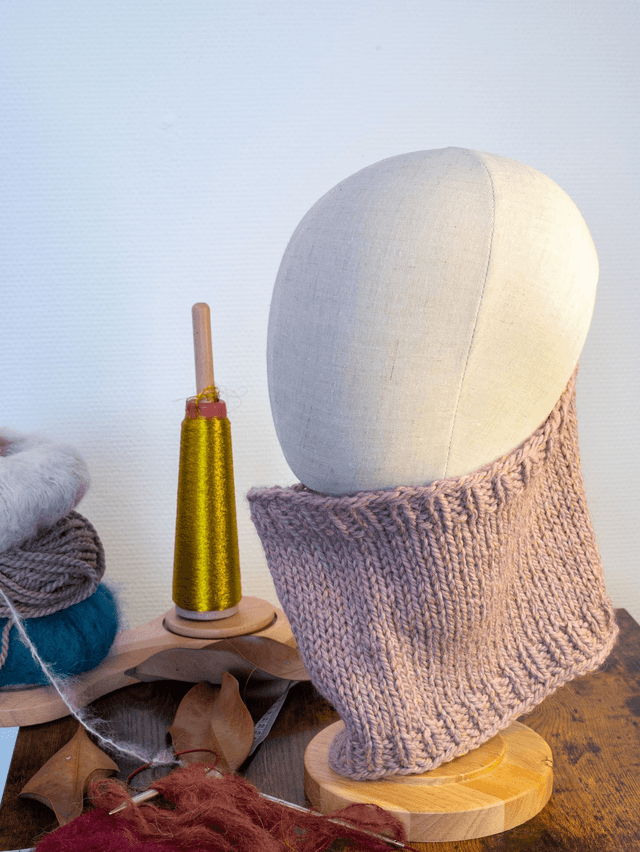 Envoi Rapide - Coffret rose et fil métallisé  doré -Bonnet, mitaines et tour de cou en laine d'alpaga et mouton