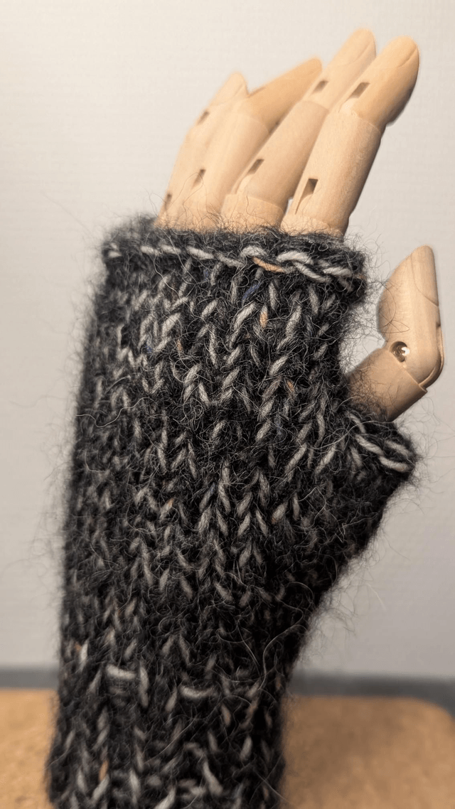 Mitaine et laine, anthracite et beige avec touche de couleur façon confettis 