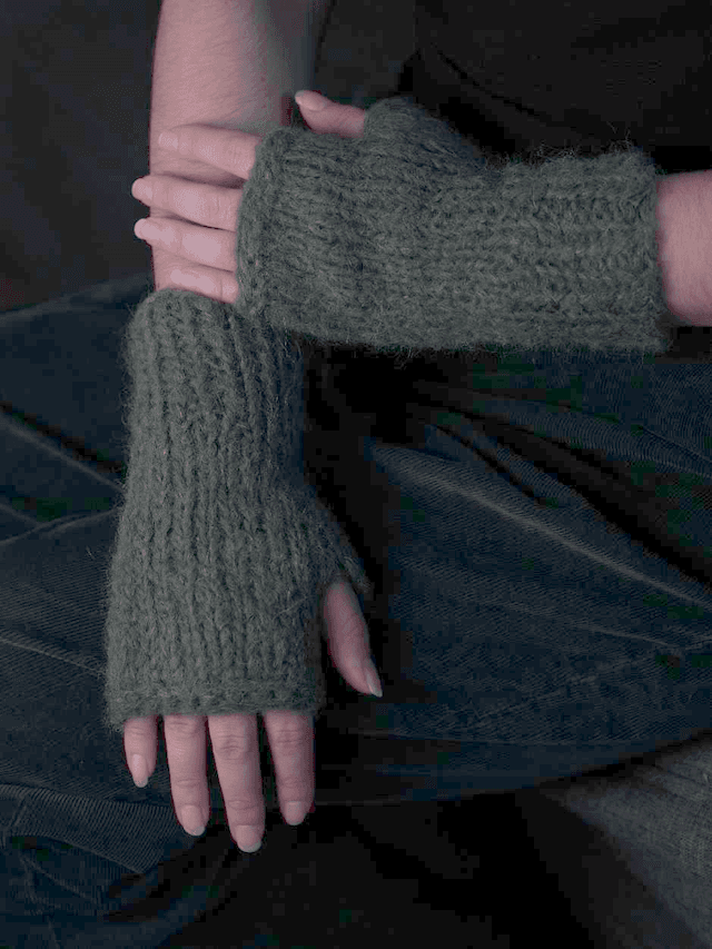 Mitaines alpaga et soie couleur vert kaki mousse tricoté à la main en France 