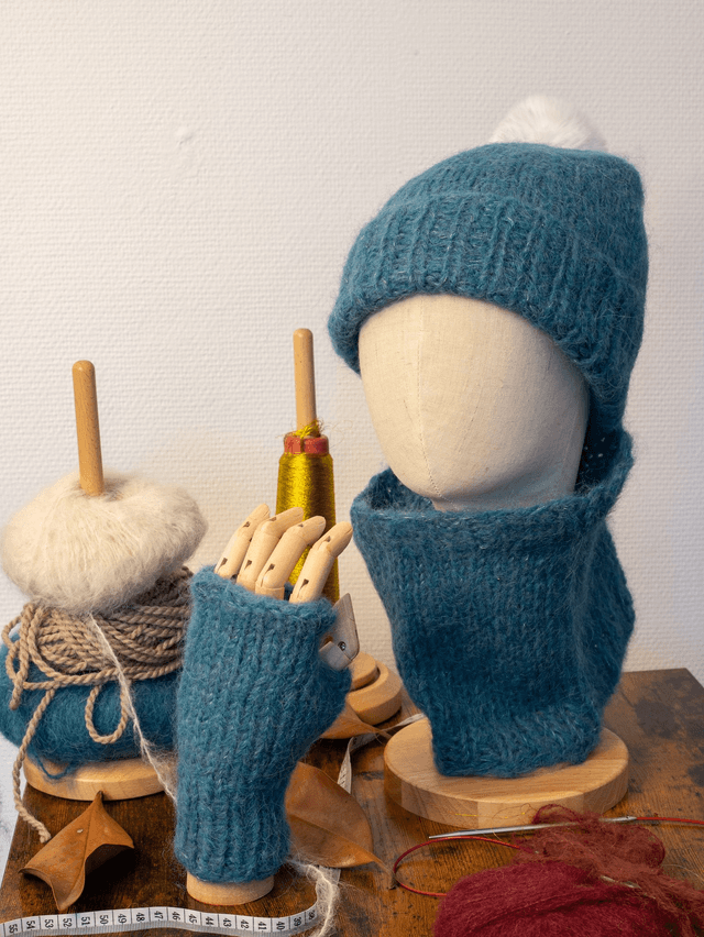 Envoi Rapide - Coffret bleu glacier et fil métallisé argenté -Bonnet, mitaines et tour de cou en laine d&#039;alpaga merinos et soie