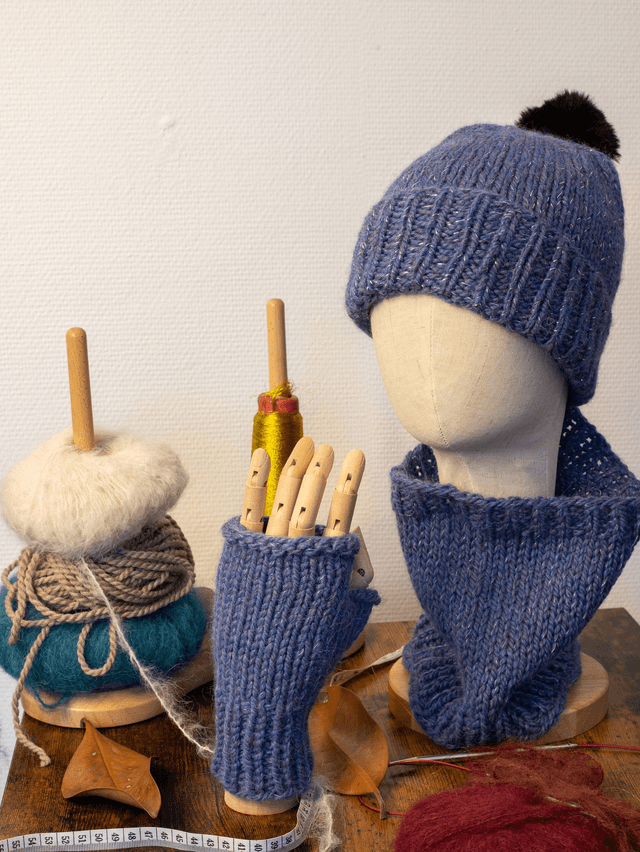 Envoi Rapide - Coffret bleu et fil métallisé argenté -Bonnet, mitaines et tour de cou en laine d&#039;alpaga et mouton