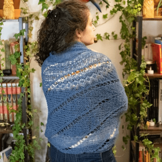 Etole, écharpe, châle bleu en laine d&#039;alpaga et soie tricotée à la main. 